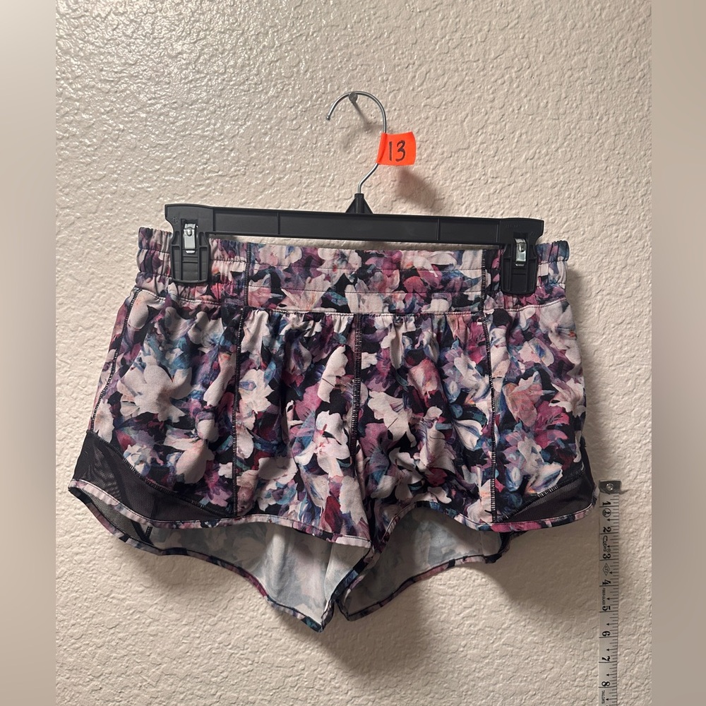 Lululemon low rise hotty hot shorts A13